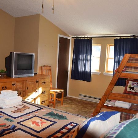 Claim Jumper Townhouse 16 - On The River - Across From The Fishing Ponds - In Town - Near The Ski Area - Fireplace - Wifi - Sate Red River Exterior foto