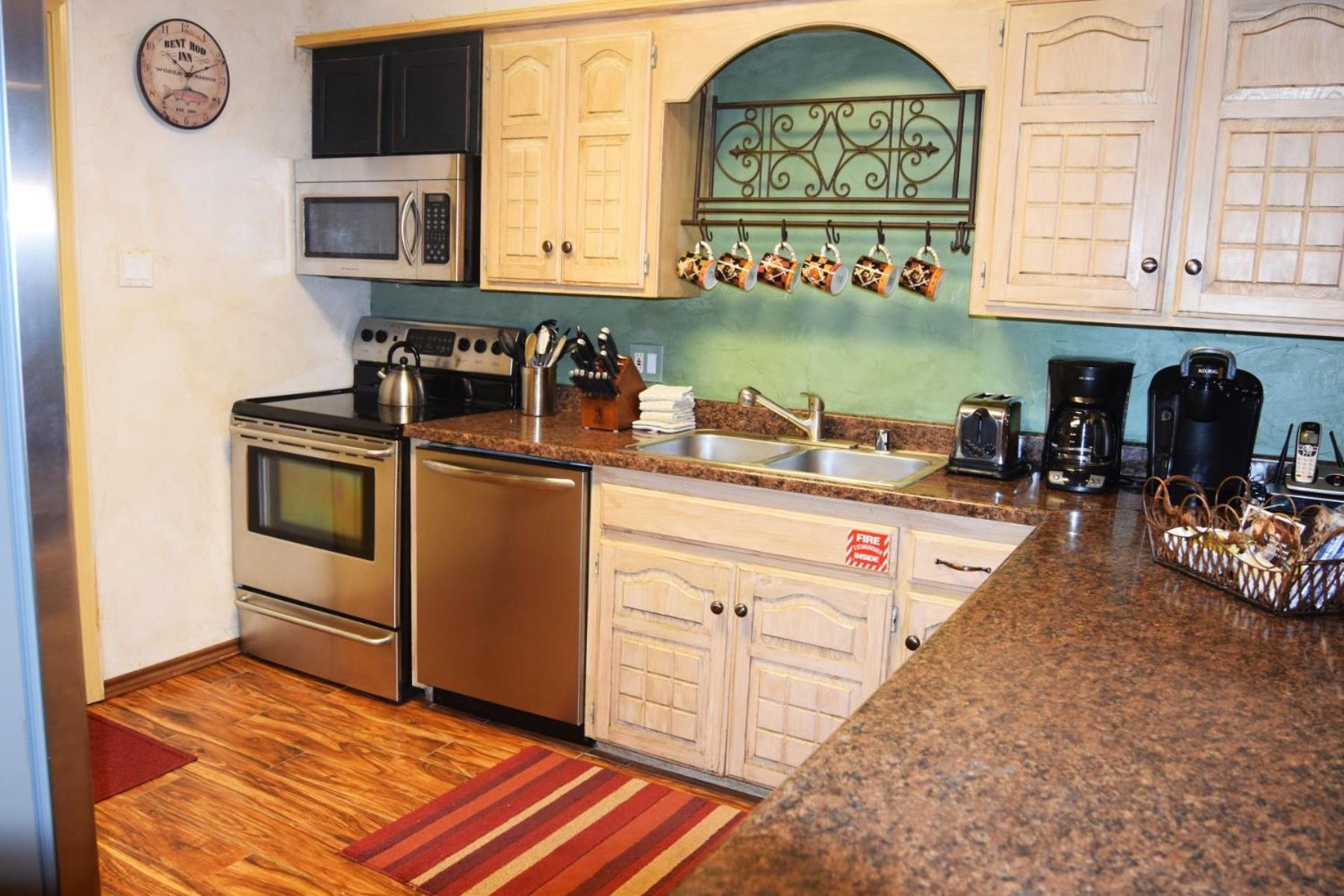 Claim Jumper Townhouse 16 - On The River - Across From The Fishing Ponds - In Town - Near The Ski Area - Fireplace - Wifi - Sate Red River Exterior foto
